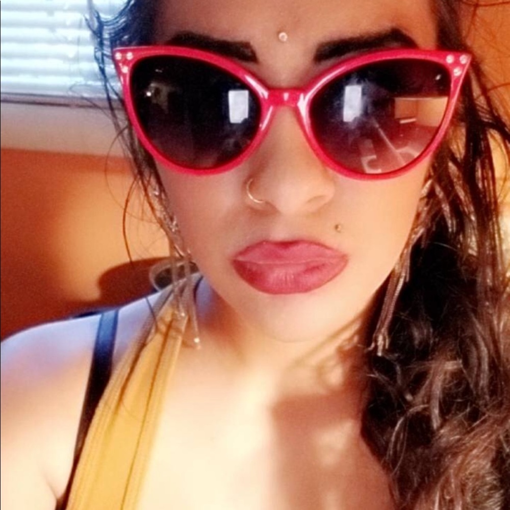 Red cat eye pin up sunglasses with two diamonds - Picture 3 of 4